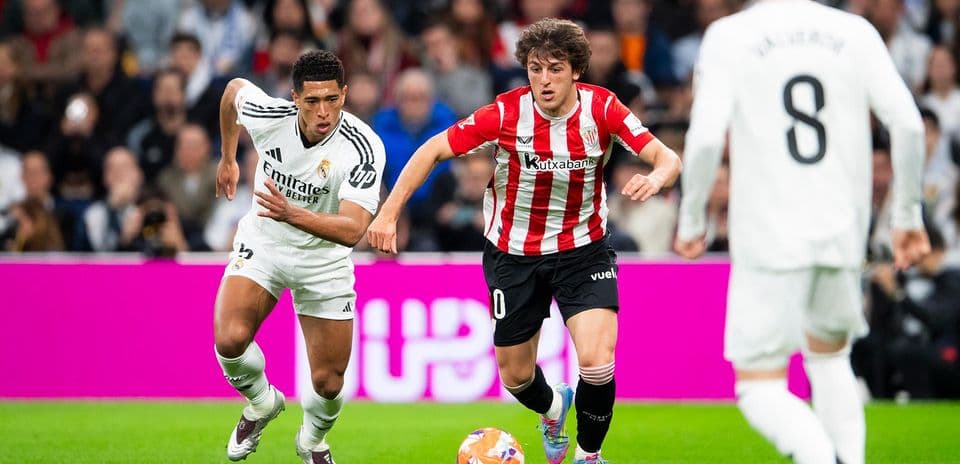 Jugador de Real Madrid persigue a jugador del Athletic Club