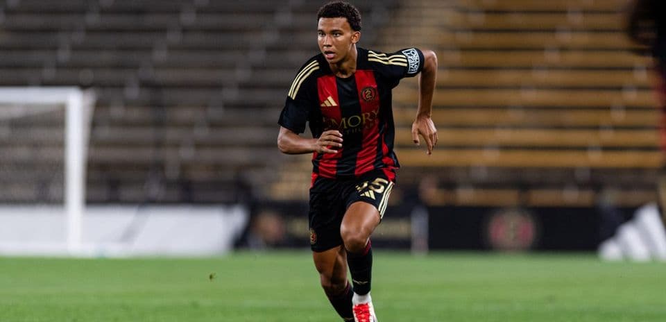 Jugador de Atlanta United II corriendo con el balón