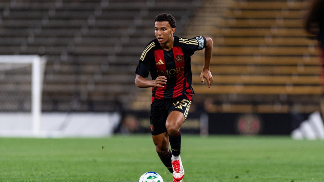 Jugador de Atlanta United II corriendo con el balón