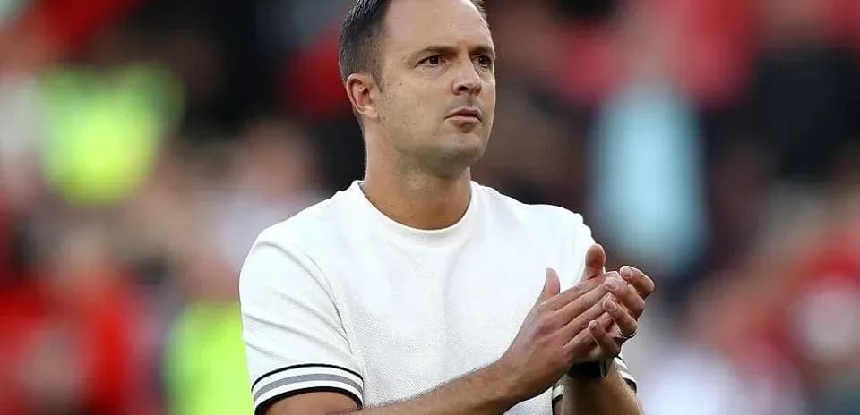 Entrenador aplaudiendo durante un partido