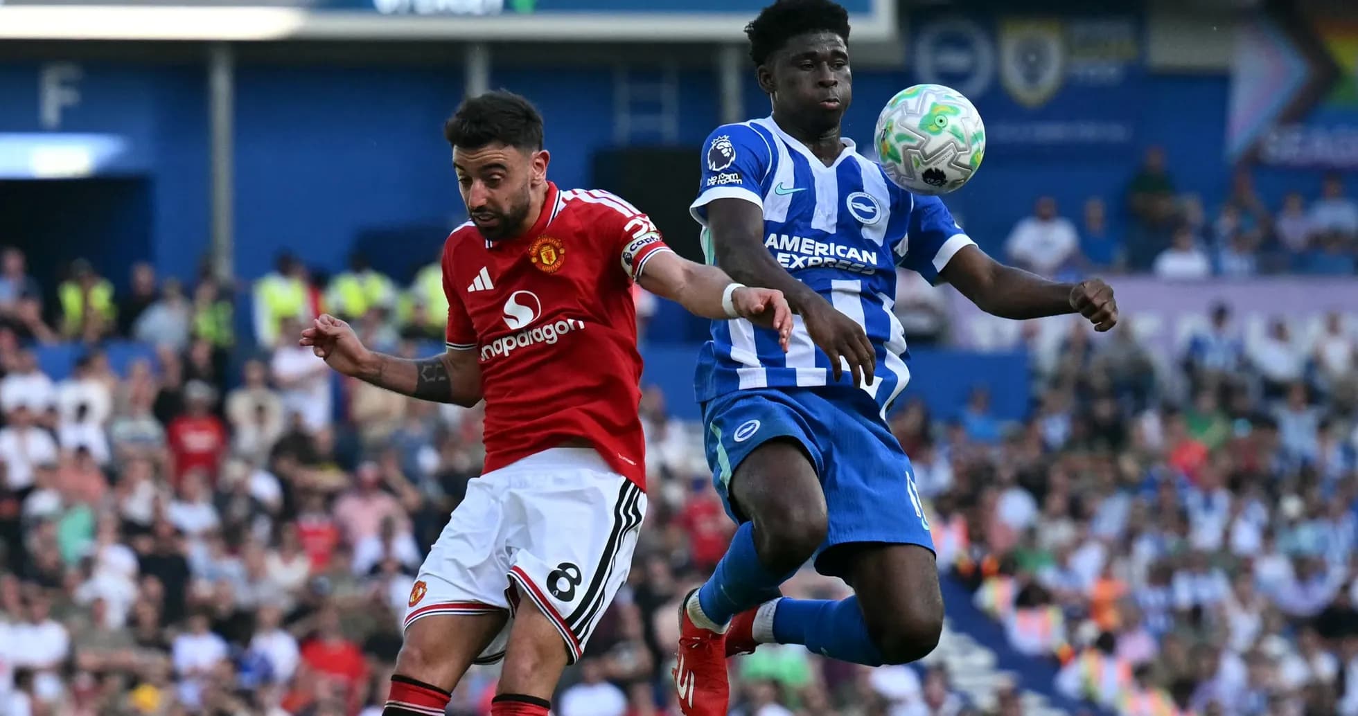 Bruno Fernandes y jugador de Brighton disputando el balón