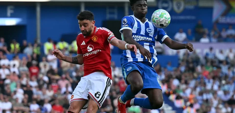 Bruno Fernandes y jugador de Brighton disputando el balón