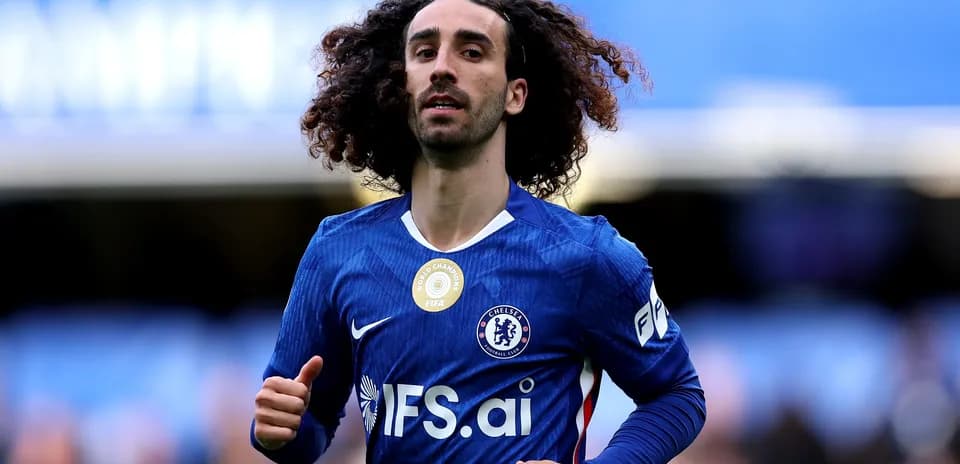 Jugador de Chelsea corriendo en el campo de fútbol