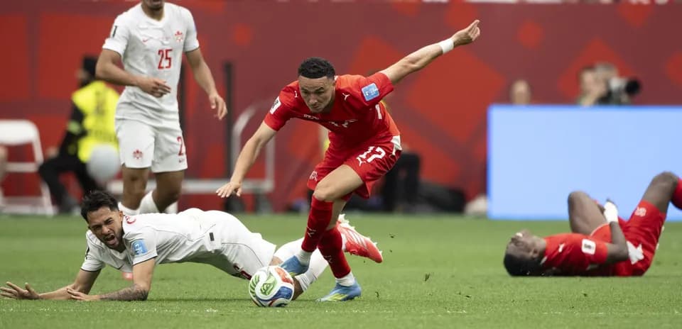 Jugador suizo en acción durante el partido