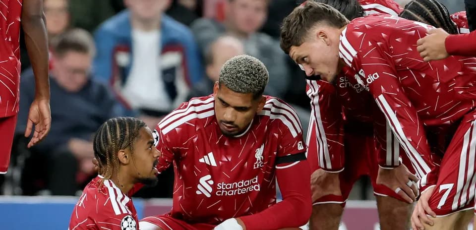 Jugadores de Liverpool discutiendo durante el partido