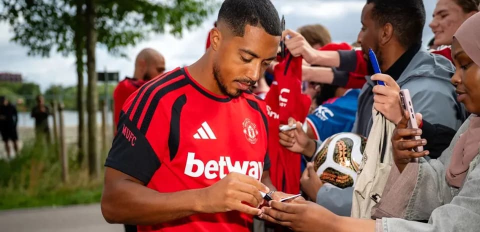 Jugador de Manchester United firmando autógrafos a fans