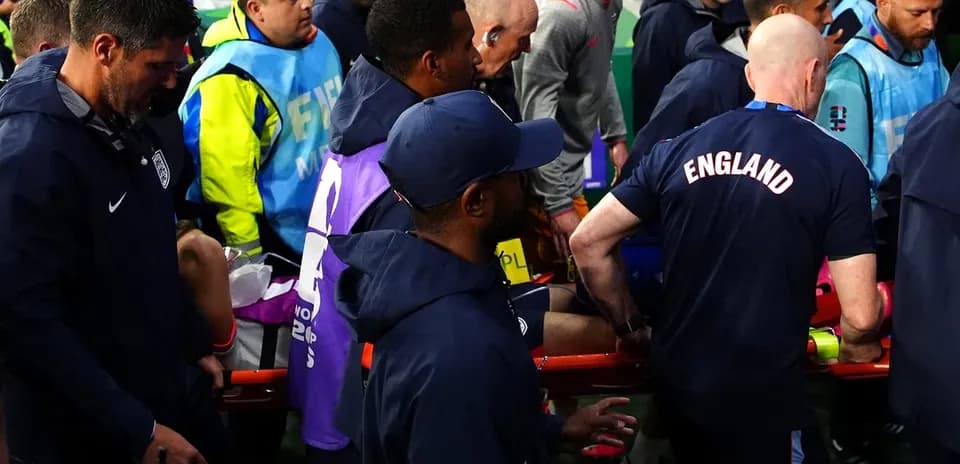 Jugadores y personal médico asistiendo a un jugador lesionado