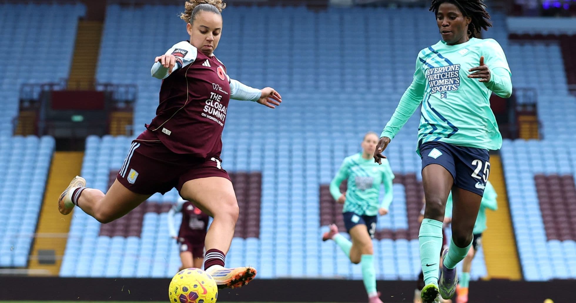 Jugadora de Aston Villa en acción durante el partido