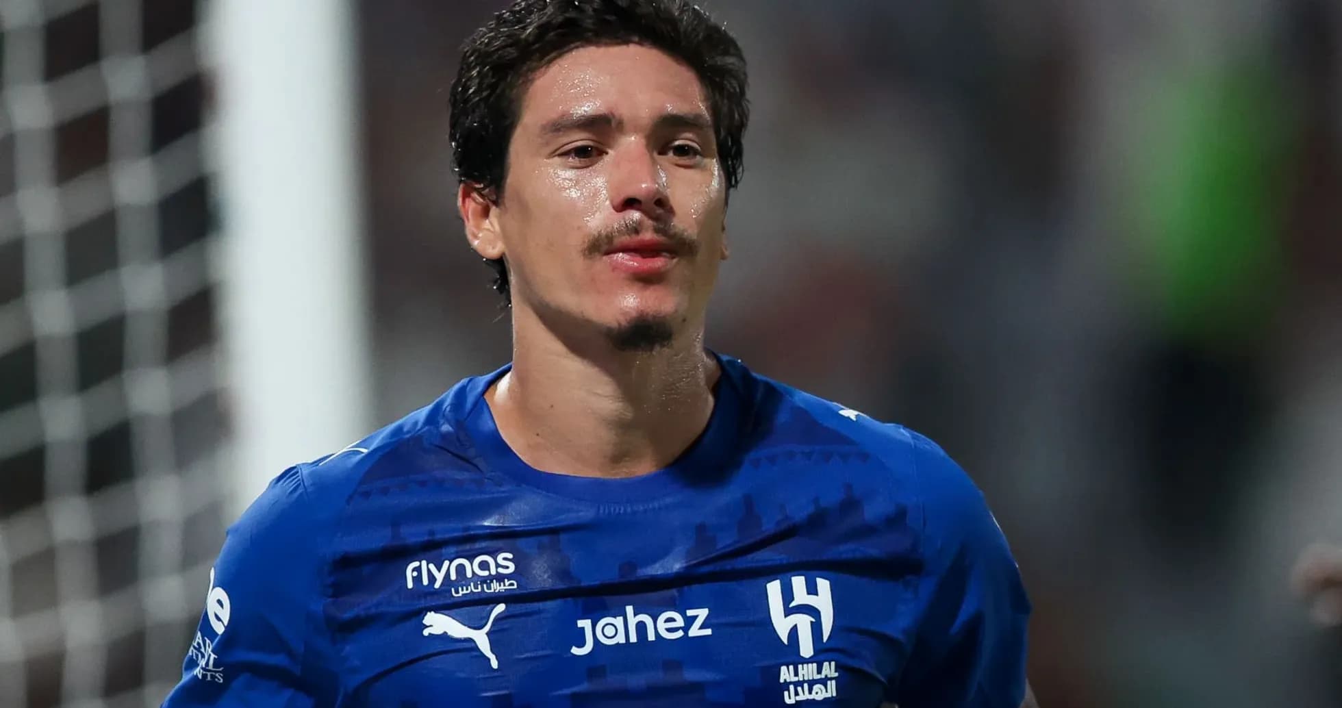 Jugador de Al Hilal con camiseta azul en el campo
