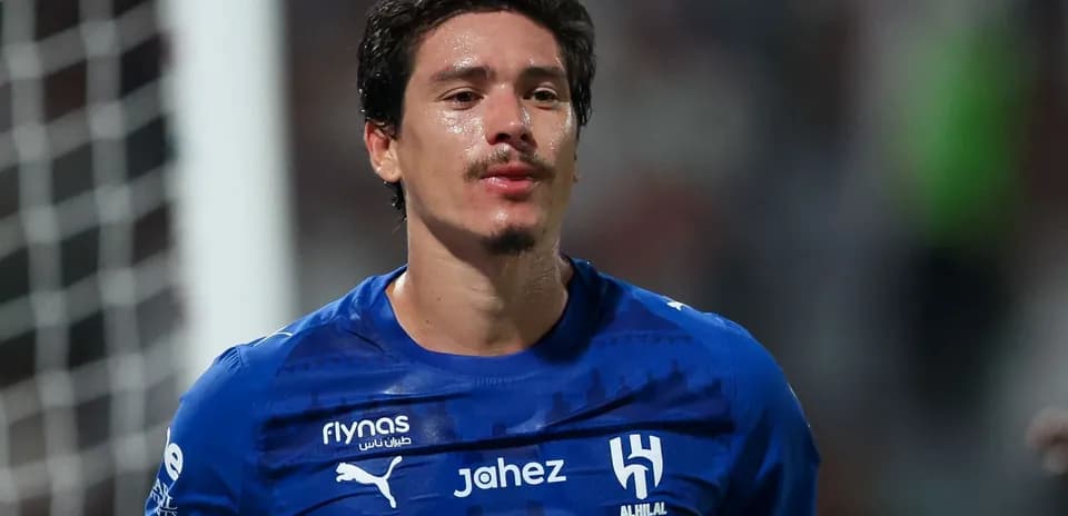 Jugador de Al Hilal con camiseta azul en el campo