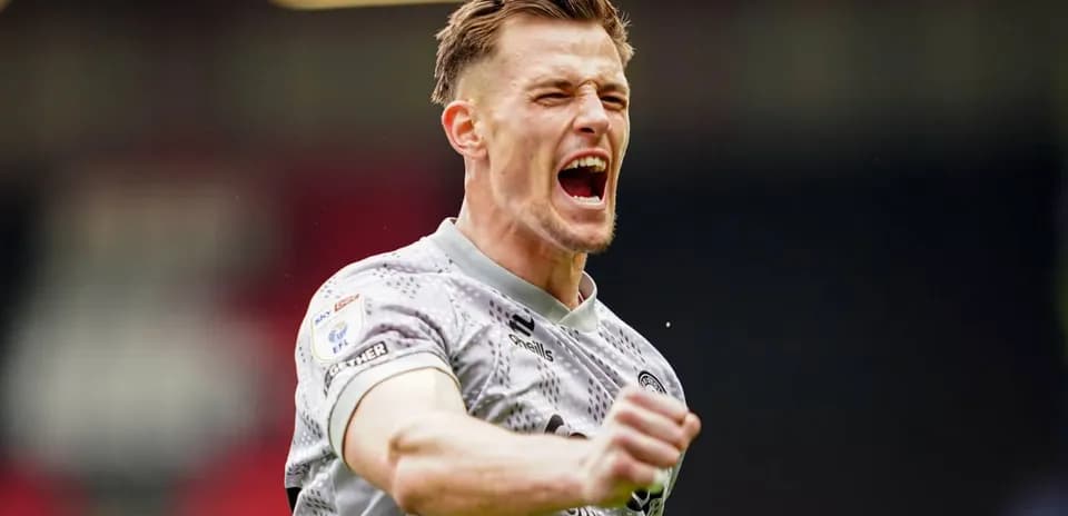 Jugador celebrando con entusiasmo durante el partido