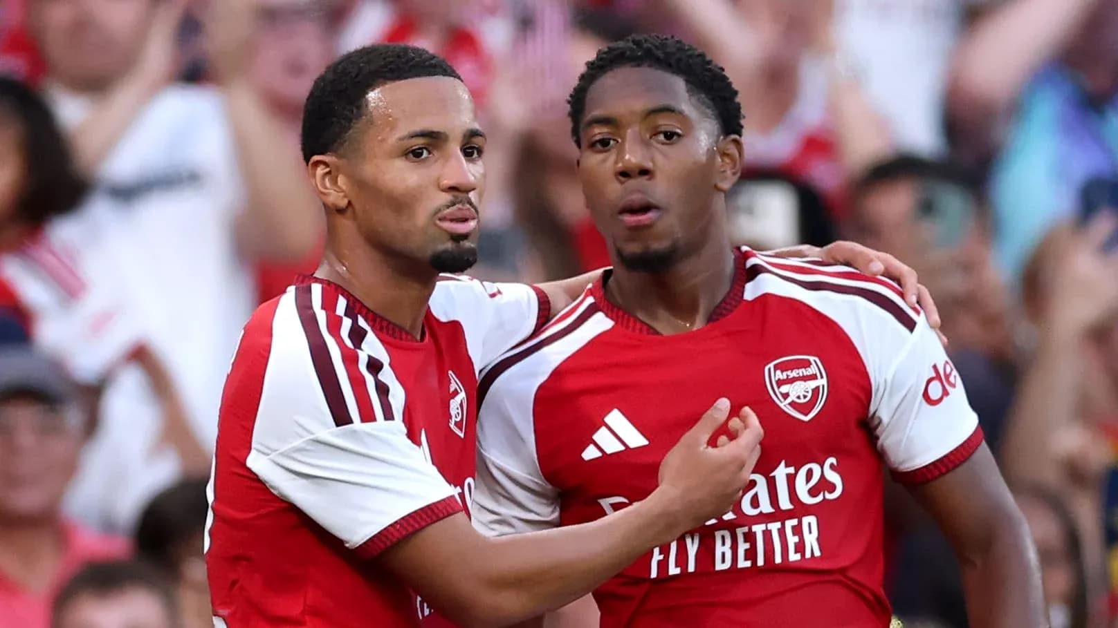 Jugadores de Arsenal celebrando un gol juntos