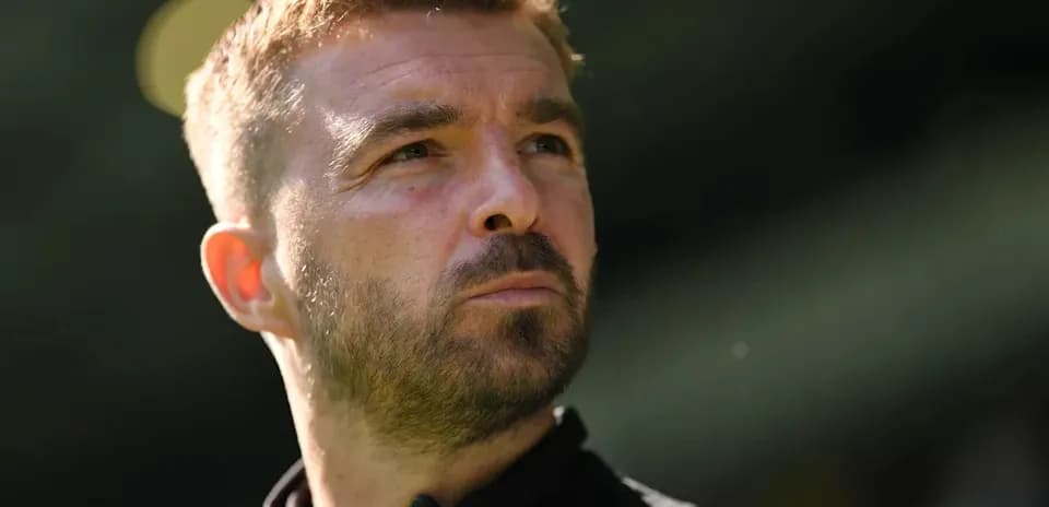 Entrenador mirando hacia el campo en el estadio