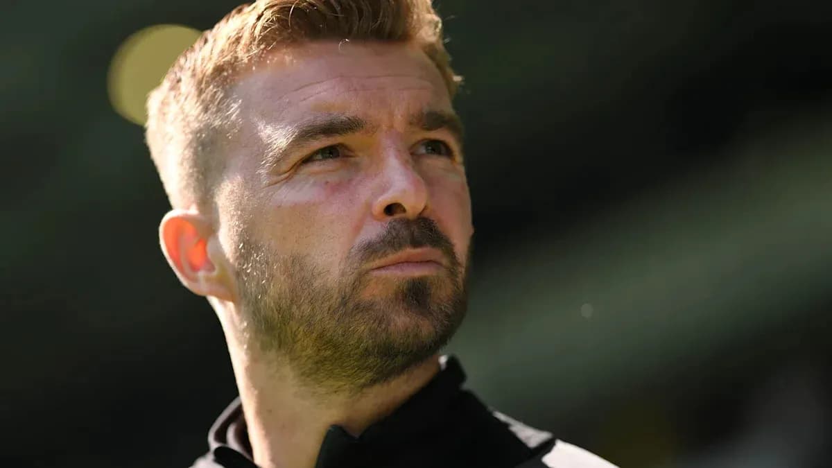Entrenador mirando hacia el campo en el estadio