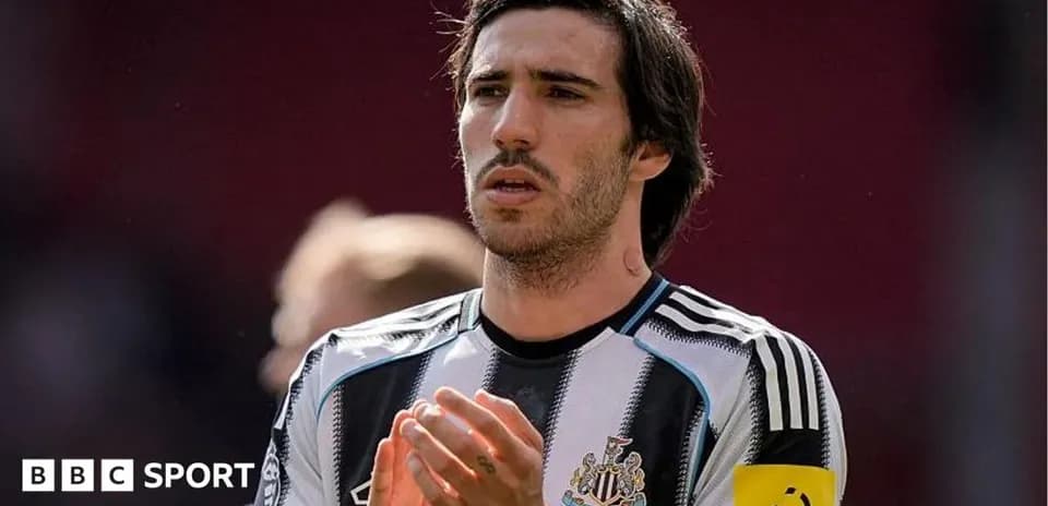 Jugador aplaudiendo durante el partido con camiseta de Newcastle