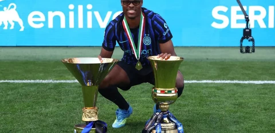 Jugador de Inter de Milán con trofeos en el campo