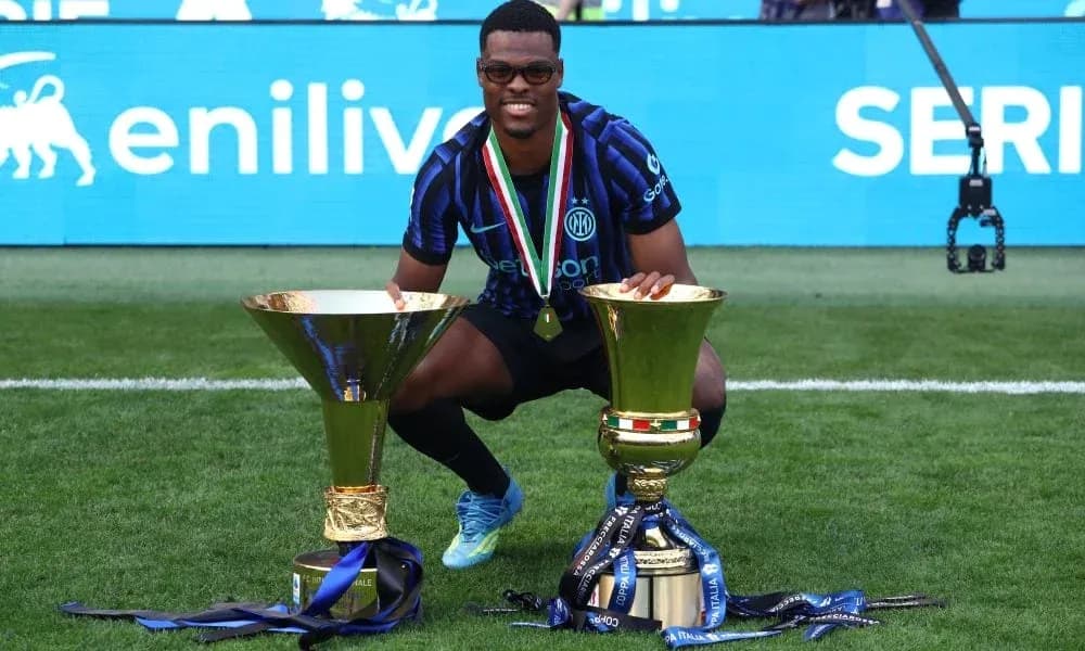 Jugador de Inter de Milán con trofeos en el campo
