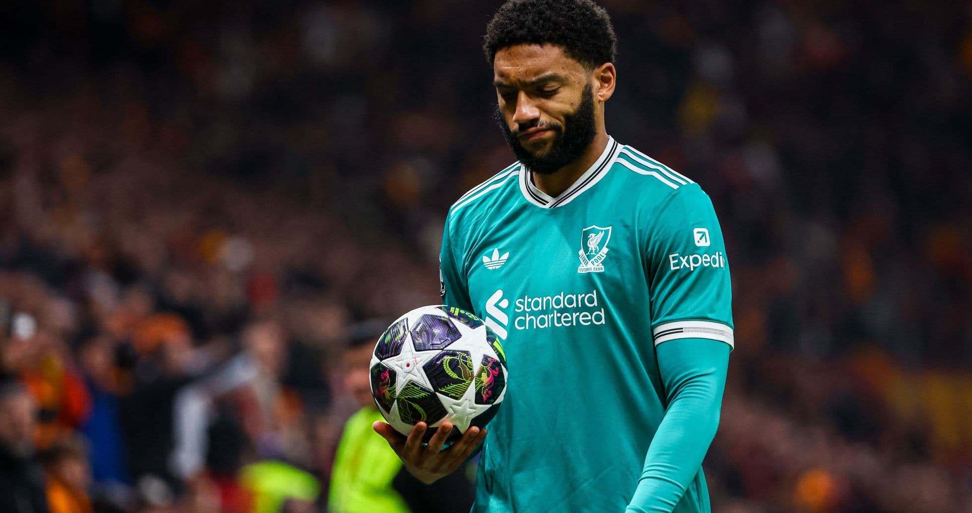Jugador sosteniendo un balón en el campo