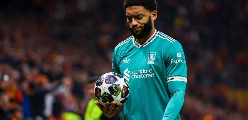 Jugador sosteniendo un balón en el campo