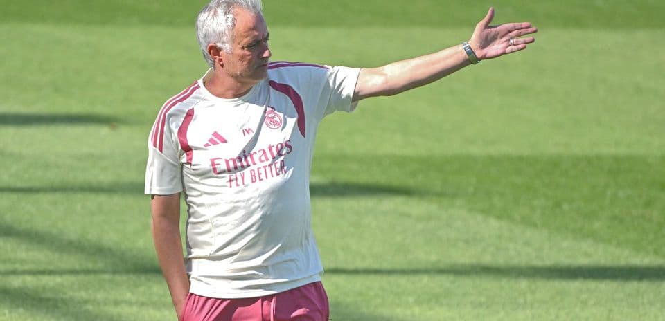 Entrenador dirigiendo a su equipo en el campo