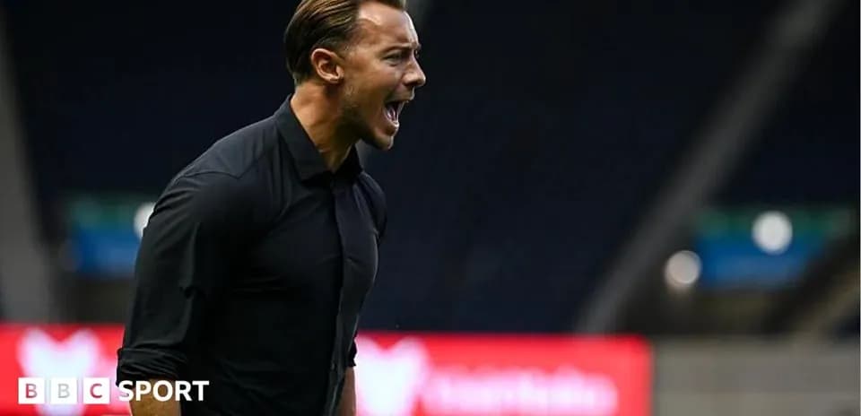 Entrenador gritando durante un partido de fútbol