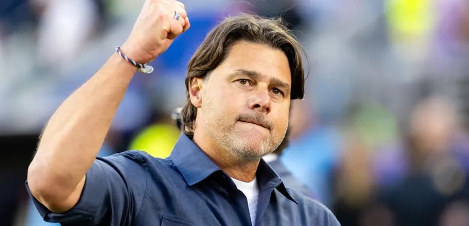 Entrenador levantando el puño en celebración