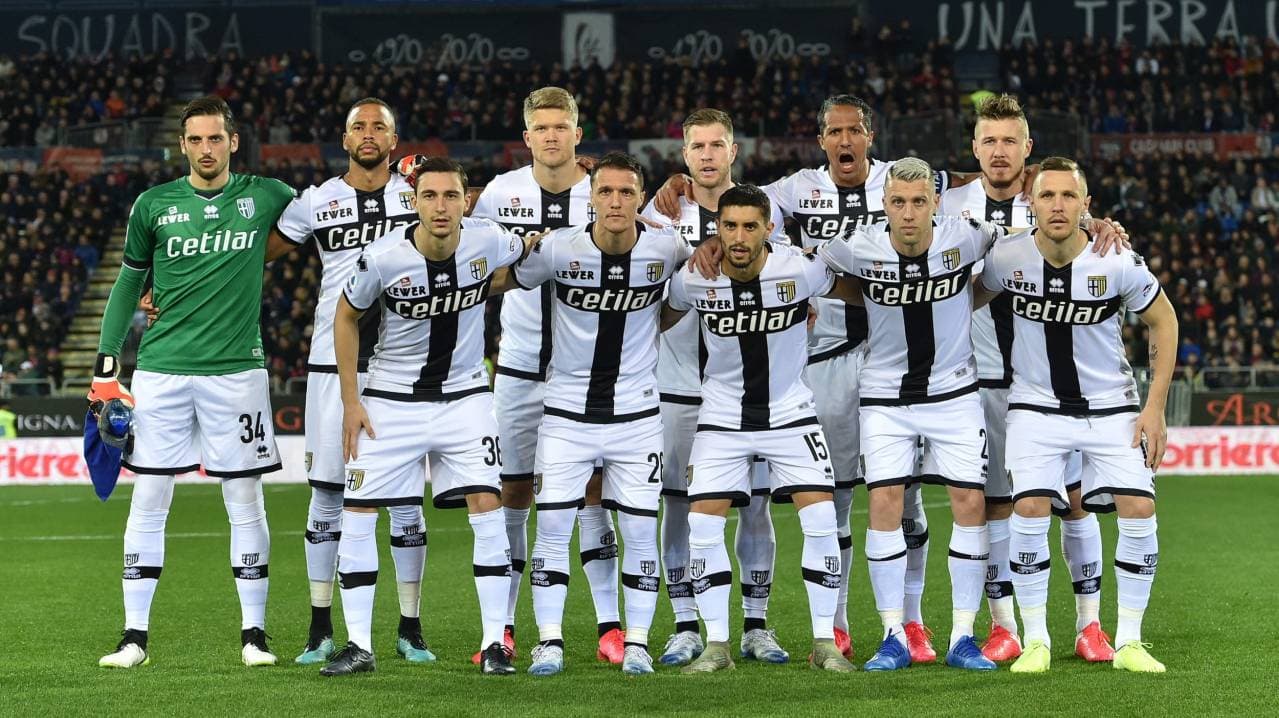 Equipo de Parma posando antes del partido