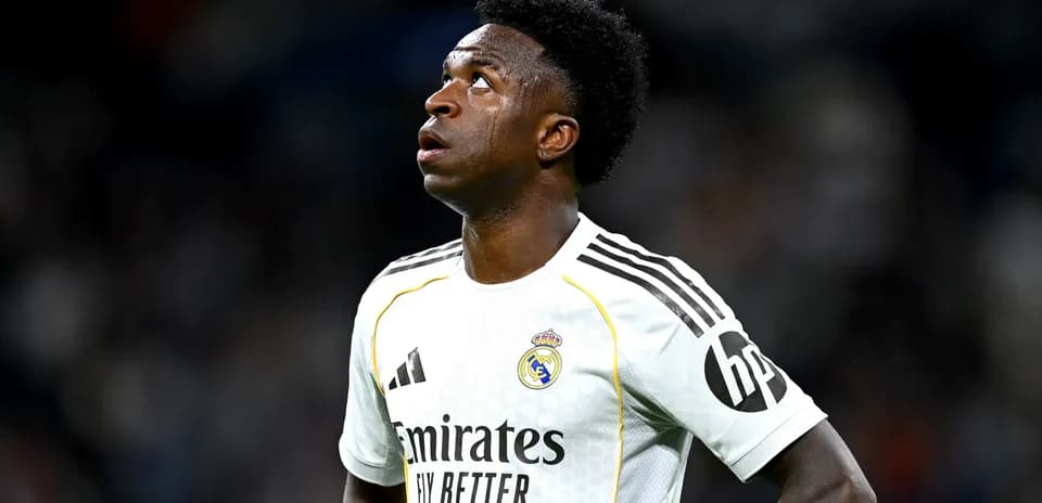 Jugador de Real Madrid mirando hacia arriba en el campo