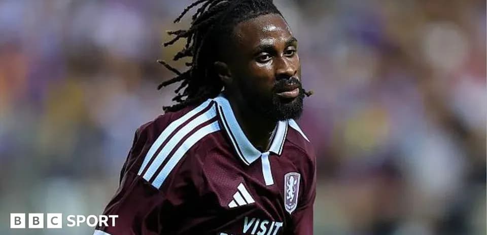 Jugador con camiseta de Aston Villa en acción