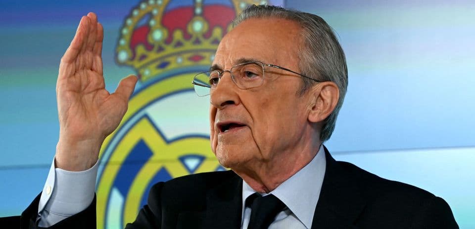 Directivo hablando en conferencia de prensa del Real Madrid
