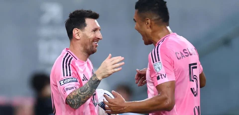 Lionel Messi y Casemiro celebrando en partido