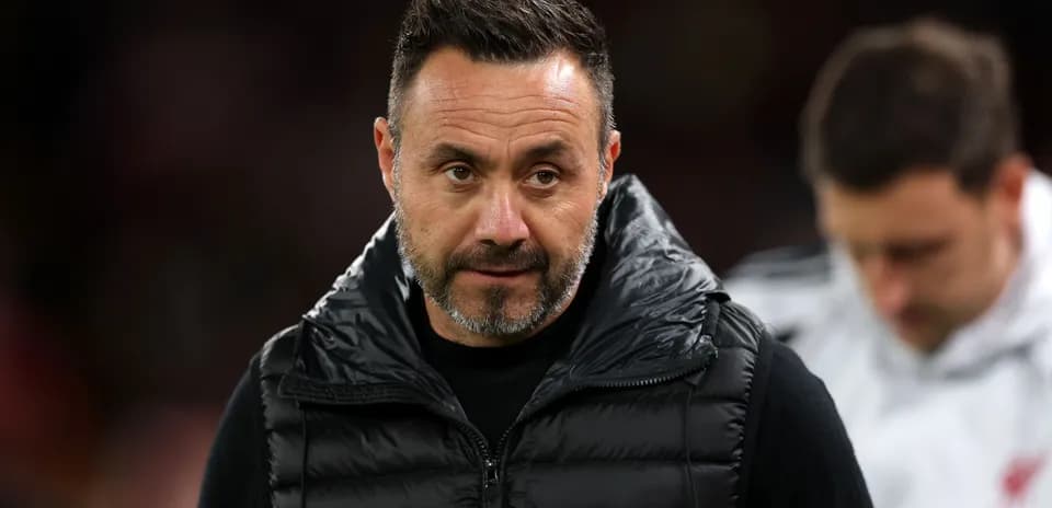 Entrenador observando el partido desde la línea lateral