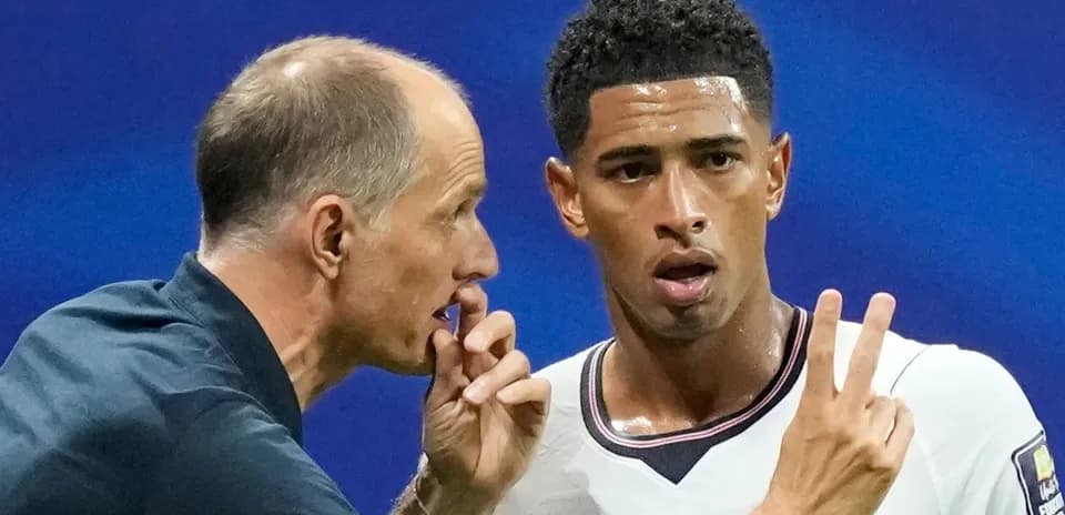 Entrenador hablando con jugador durante un partido