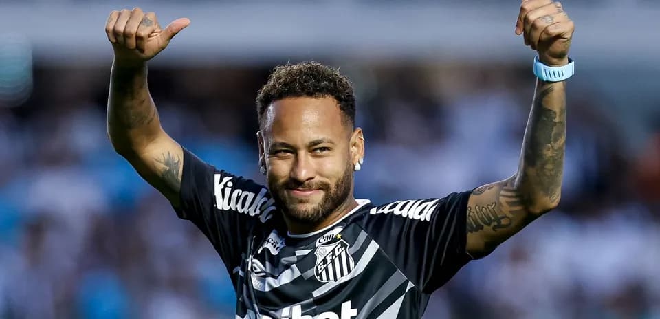 Jugador celebrando en el campo con camiseta de Santos