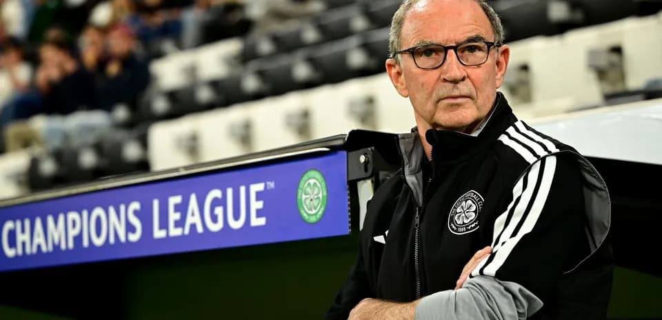 Entrenador observando el partido en la Champions League