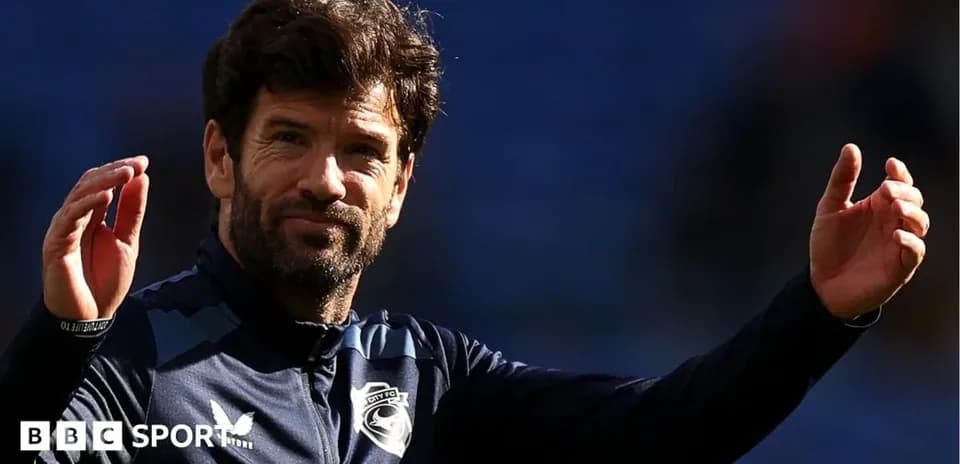 Entrenador saludando durante el calentamiento previo