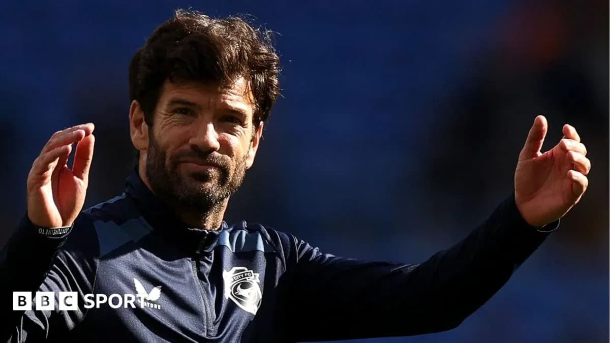 Entrenador saludando durante el calentamiento previo Entrenador saludando durante el calentamiento previo