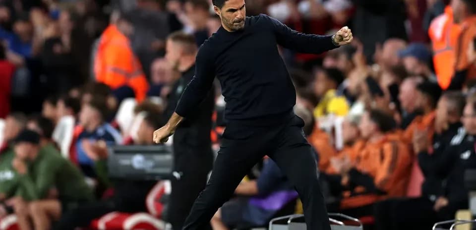 Entrenador celebrando durante un partido en el estadio