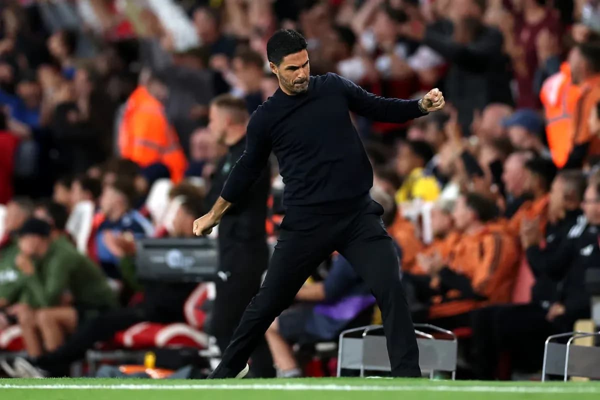 Entrenador celebrando durante un partido en el estadio