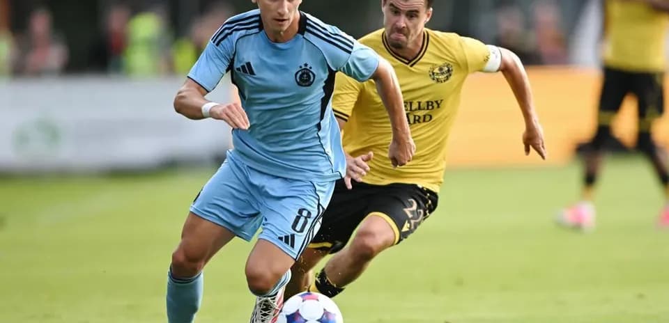 Jugador de Slovan Bratislava avanzando con el balón