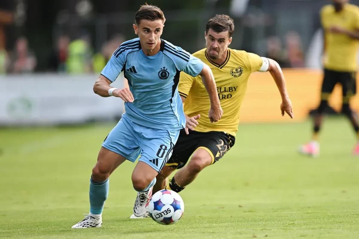 Jugador de Slovan Bratislava avanzando con el balón