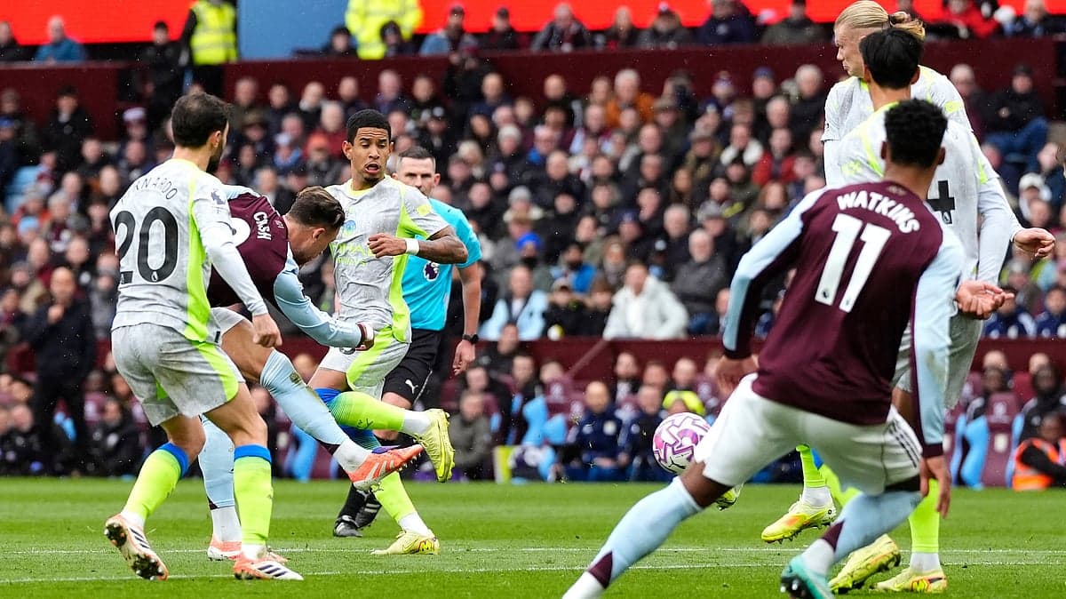 Jugadores de Manchester City y Aston Villa en acción