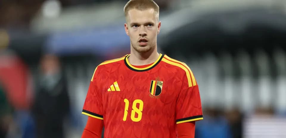 Jugador belga en camiseta roja durante partido