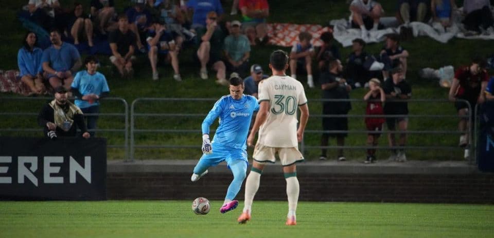 Portero despejando el balón durante el partido