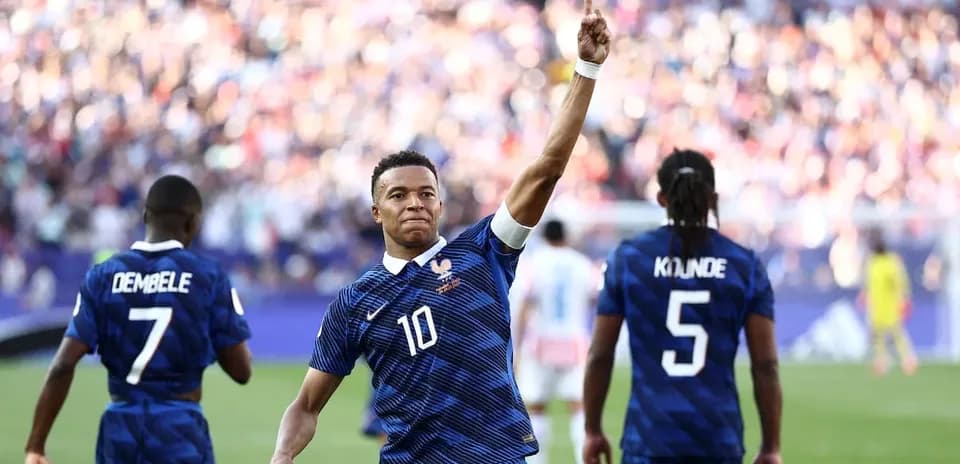 Kylian Mbappé celebra con compañeros tras gol