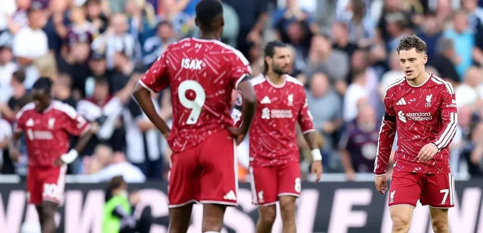 Jugadores de Liverpool en el campo tras un partido