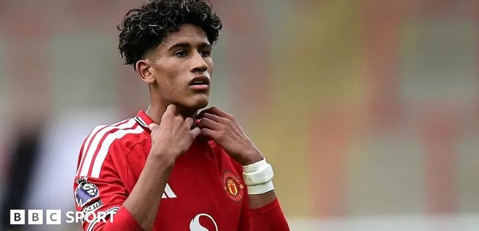 Jugador de Manchester United ajustándose la camiseta