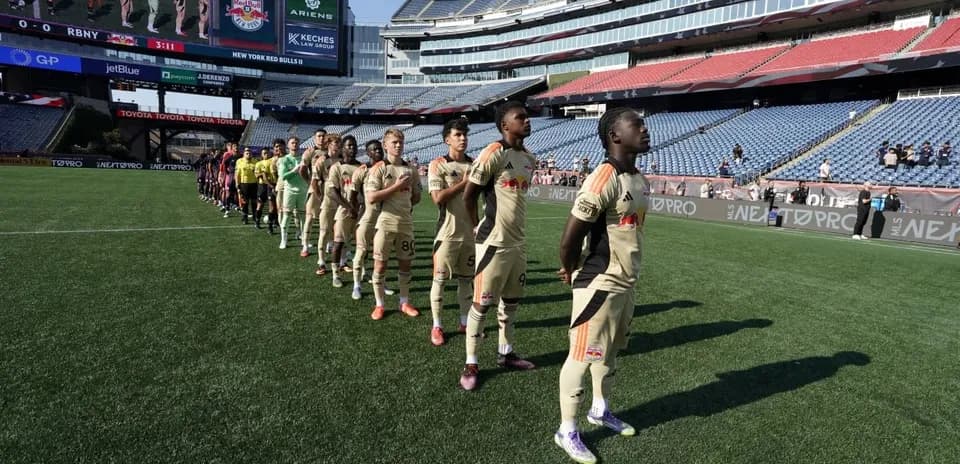 Jugadores alineados antes del partido de fútbol