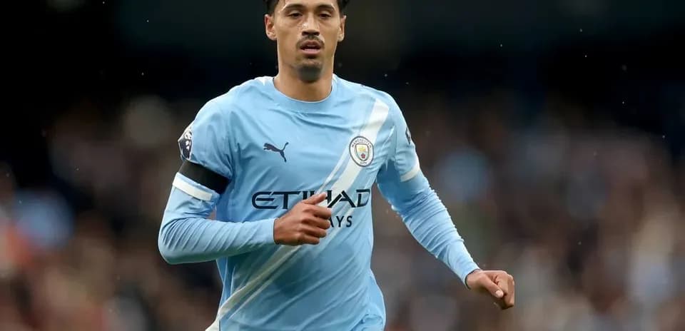 Jugador de Manchester City corriendo en el campo