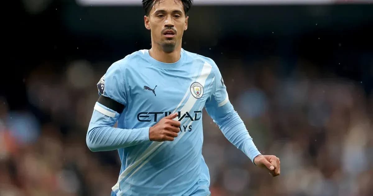 Jugador de Manchester City corriendo en el campo